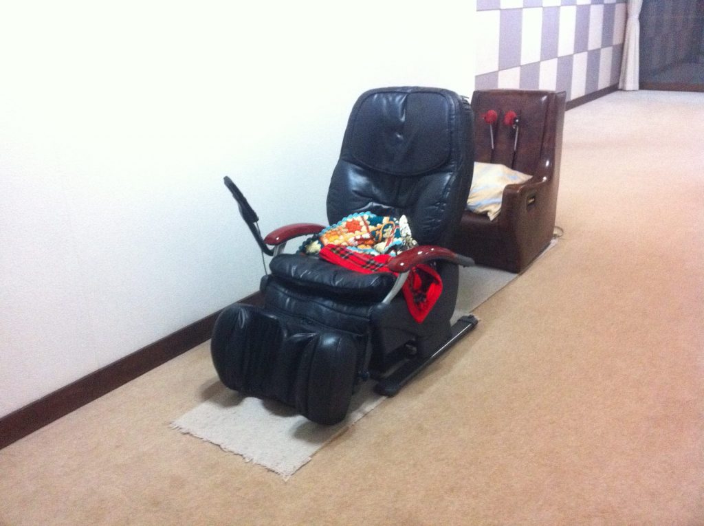 Massage chairs outside the public bath. Free, of course.
